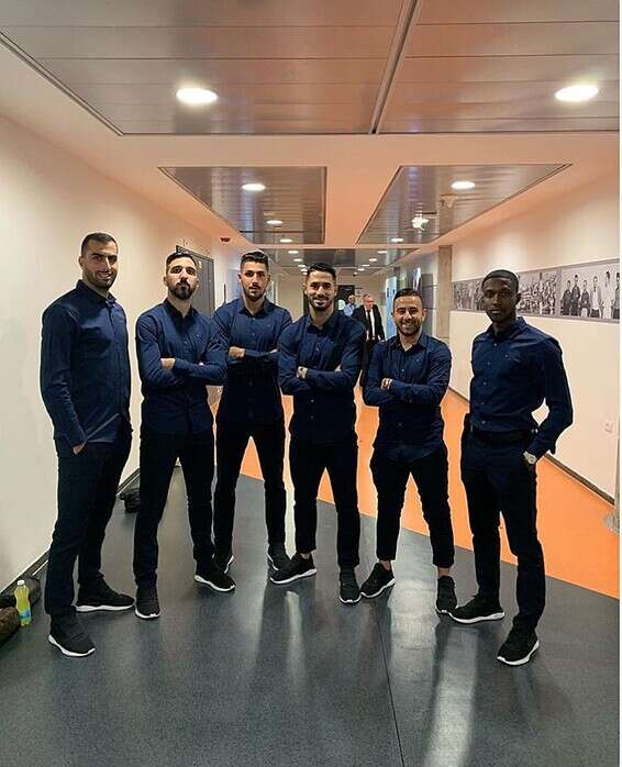 "הנבחרת היא דוגמה סופר טובה שיכול להתנהל כאן דו־קיום". דאבור וחבריו הערבים לנבחרת בתמונה שעוררה סערה 